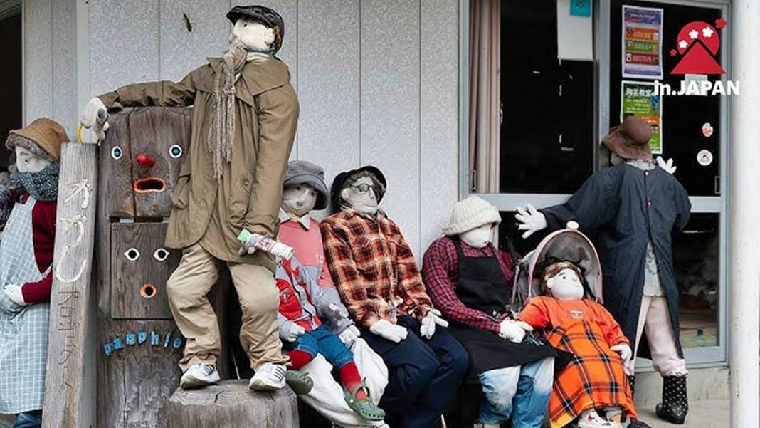 Bu köye gelenler gözlerine inanamıyor: Tüyler ürperten manzara! Hepsi yetişkin insan boyutlarında 3